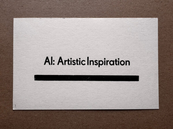 Letterpress Postkarte mit dem Text 'AI: Artistic Inspiration' in schwarzer Super Groteske auf weißem Büttenpapier, unterstrichen von einem kräftigen schwarzen Balken. Im traditionellen Handsatz gedruckt.