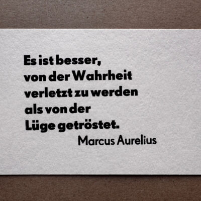 Visitenkarte im Letterpress-Druck. Logo 'dhoop&art' mit orangefarbenem Kaufmanns-Und, grünem 'dhoop' und blauem 'art'. Domain 'DHOOPART.DE' vertikal in schwarzer Super Groteske. Auf weißem Büttenpapier handgedruckt.
