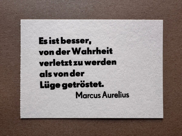 Visitenkarte im Letterpress-Druck. Logo 'dhoop&art' mit orangefarbenem Kaufmanns-Und, grünem 'dhoop' und blauem 'art'. Domain 'DHOOPART.DE' vertikal in schwarzer Super Groteske. Auf weißem Büttenpapier handgedruckt.