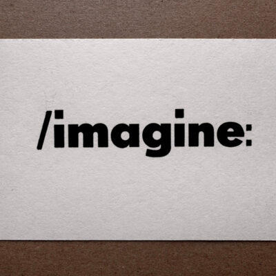 Letterpress Postkarte mit dem Text '/imagine:' in schwarzer Super Groteske auf weißem Büttenpapier. Elegant im traditionellen Handsatz gedruckt.