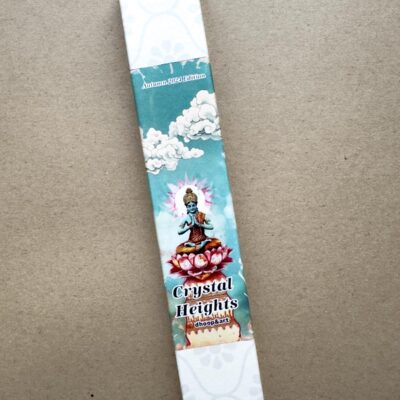 Crystal Heights Räucherstäbchen, Herbst Edition 2024 - spirituelles Design mit Krishna auf einer Lotusblüte, umgeben von türkisfarbenem Himmel und weißen Wolken in kunstvoller Illustration.