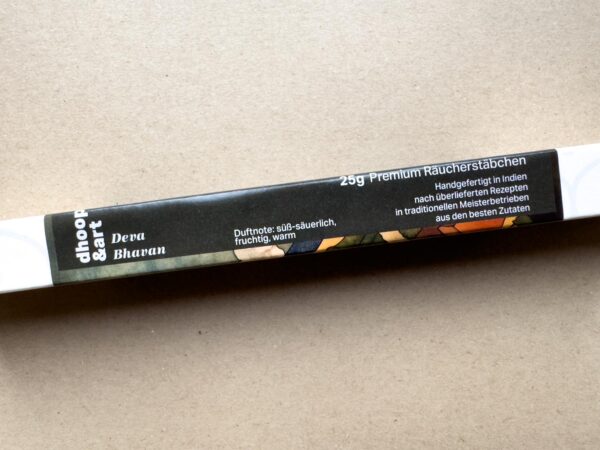 Detailansicht der Deva Bhavan Premium-Räucherstäbchen - 25g handgefertigt in Indien, mit Duftnote: süß-säuerlich, fruchtig, warm. Traditionelle Herstellung nach überlieferten Rezepten in Meisterbetrieben.