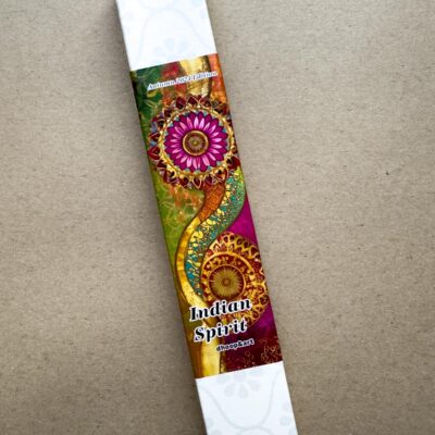Indian Spirit Räucherstäbchen, Herbst Edition 2024 - farbenfrohes Design mit kunstvollen Mandalas in Pink und Gold auf einem lebendigen Hintergrund in Herbstfarben von Grün bis Orange.