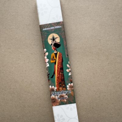 Mandara Räucherstäbchen, Herbst Edition 2024 - elegantes Design auf smaragdgrünem Grund mit stilvoller Illustration einer Dame in traditionellem Gewand, umrahmt von zarten Blüten und geometrischen Mustern.