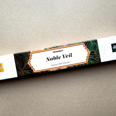 Noble Veil Räucherstäbchen, Herbst Edition 2024 - elegantes Design mit goldumrandeter Beschriftung auf weißem Grund, umgeben von kunstvollen dunkelgrünen Blattmotiven.