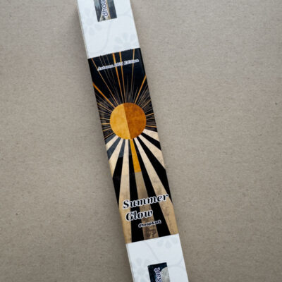 Summer Glow Räucherstäbchen, Herbst 2024 Edition - Elegantes Verpackungsdesign mit stilisierter goldener Sonne auf schwarz-weißem Strahlenmuster, von dhoop&art Dresden.