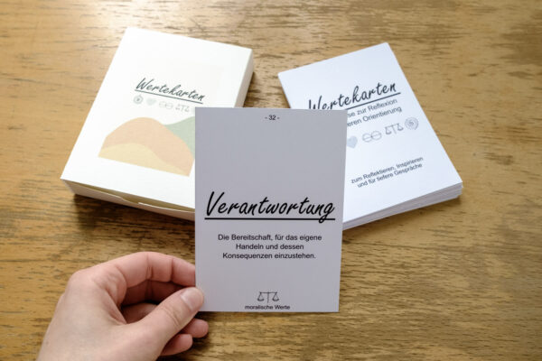 Wertekarten für Coaching und Therapie - dhoop&art - Dresden - Beispielkarten in der Hand